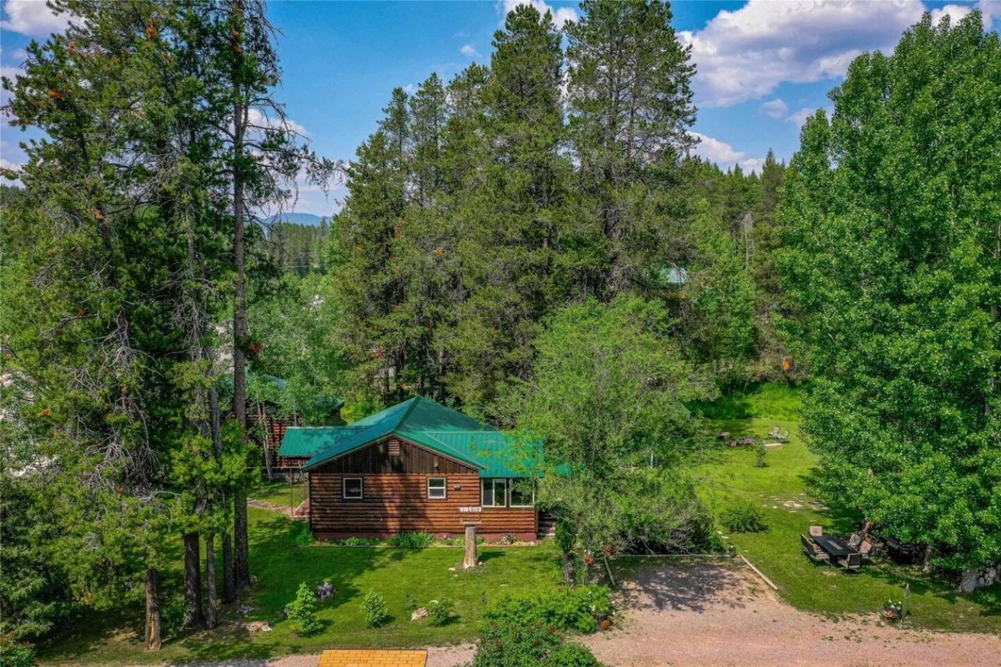 Glacier Homestead Coram Exterior foto